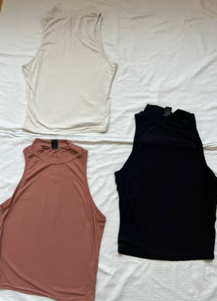 Lot 3 tops H&M – Taille XS – Rose, Noir & Blanc Très bon état, brand: H&M, condizioni: Ottime, taglia: XS / IT 38 / EU 34, €6.00, €7.00 include la Protezione acquisti