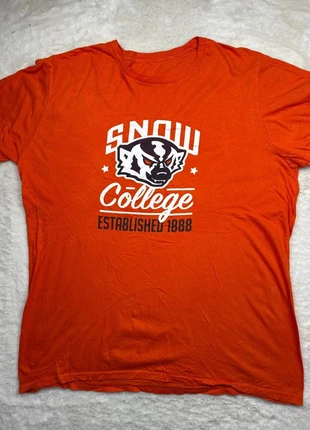 2213. T-shirt Snow College XXL orange – Established 1888, marke: Gildan, zustand: Sehr gut, größe: XXL, 10,00 €, 11,20 € inklusive Vinted-Käuferschutz