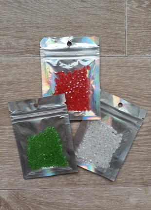 Perles losanges rouge verte blanche, état: Très bon état, 1,00 €, 1,75 € Protection acheteurs incluse