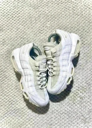 Nike air max 95 blanche - Taille 38.5, marque: Nike, état: Bon état, taille: 38.5, 30,00 €, 32,20 € Protection acheteurs incluse
