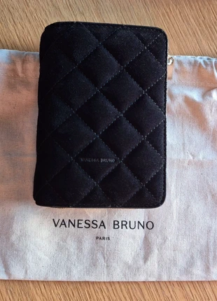 Portefeuille compact suède matelassé 10x14, marque: Vanessa Bruno, état: Très bon état, 49,00 €, 52,15 € Protection acheteurs incluse