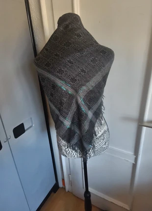 Foulard carré gris avec brillants turquoises Fashion neuf, marque: Fashion, état: Neuf sans étiquette, 4,95 €, 5,90 € Protection acheteurs incluse
