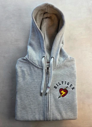 Tommy Hilfiger Denim hoodie zippé gris logo cœur brodé femme casual, marke: Tommy Hilfiger, zustand: Sehr gut, größe: S / 36 / 8, 39,00 €, 41,65 € inklusive Vinted-Käuferschutz