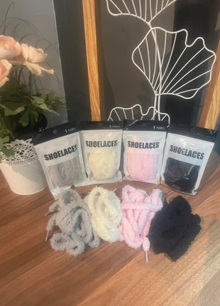 4 paire de lacets fluffy, marque: Fluffy, état: Neuf sans étiquette, taille: Autre, 12,00 €, 13,30 € Protection acheteurs incluse