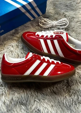 Adidas gazelle red Scarlet off White rouge vernis patent brillant TIKTOK - 40 2/3, merk: adidas, staat: Nieuw met prijskaartje, maat: 40.5, € 106,00, € 112,00 inclusief Kopersbescherming
