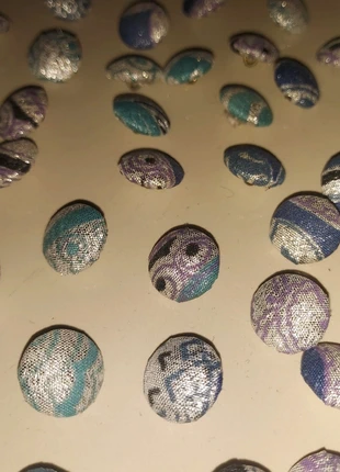 Boutons tissus brillants 67 pièces, marque: Buttons, état: Neuf sans étiquette, 8,00 €, 9,10 € Protection acheteurs incluse