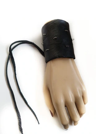 Mega brede, zwart leren cuff met kleine piercings / studs - recycled, staat: Heel goed, € 17,50, € 19,08 inclusief Kopersbescherming