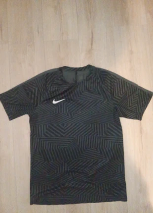 T-shirt Nike noir – Taille M – Excellent état, marke: Nike, zustand: Sehr gut, größe: M, 10,00 €, 11,20 € inklusive Vinted-Käuferschutz
