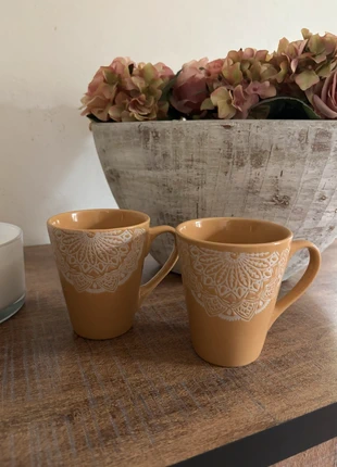 Ensemble de deux mugs ouvragés moutarde 🌺, marque: Boutique indépendante, état: Très bon état, 8,00 €, 9,10 € Protection acheteurs incluse