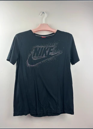 T-shirt Nike noir avec logo pailleté, marque: Nike, état: Très bon état, taille: M / 38 / 10, 20,00 €, 21,70 € Protection acheteurs incluse
