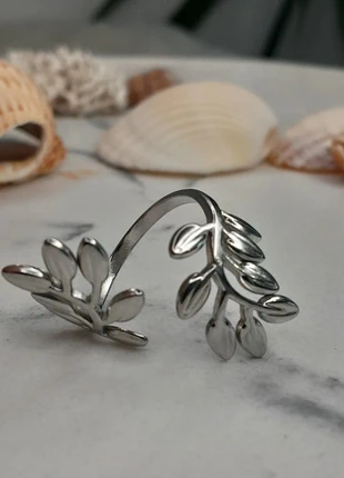 Grande bague avec plusieurs feuilles en acier inoxydable argenté, marke: LTDS, zustand: Sehr gut, größe: Größenverstellbar, 9,00 €, 10,15 € beinhaltet Vinted-Käuferschutz Pro