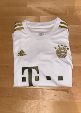 Ensemble officiel Bayern Munich 22/23 : maillot extérieur + short assorti, brand: adidas, condition: Very good, size: 8 years / 128 cm, €35.00, €37.45 includes Buyer Protection
