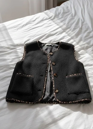 Gilet Doux Noir façon Mouton Léopard – Taille M, marke: l’Heure Douce, zustand: Neu, mit Etikett, größe: M / 38 / 10, 40,00 €, 42,70 € inklusive Vinted-Käuferschutz