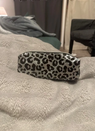 Trousse plastique léopard à paillettes argenté, marque: Maped, état: Neuf avec étiquette, 4,00 €, 4,90 € Protection acheteurs incluse