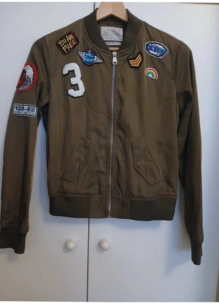 Blouson kaki style bomber avec patchs tendance, marke: Bershka, zustand: Sehr gut, größe: S / 36 / 8, 3,10 €, 3,96 € beinhaltet Vinted-Käuferschutz Pro