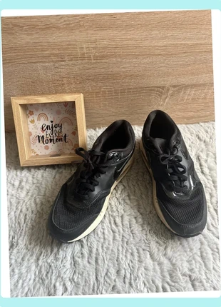 Baskets Nike Air noires – Pointure 40,5 – Très bon état, modèle iconique, marca: Nike, estado: Muito bom, tamanho: 40.5, €30.73, €32.97 inclui Proteção do Comprador