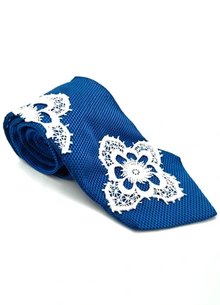 Cravatta vintage blu Paolo Da Ponte in seta – reworked con fiori di pizzo bianco cuciti a mano, brand: PAOLO DA PONTE, condizioni: Ottime, €25.00, €26.95 include la Protezione acquisti
