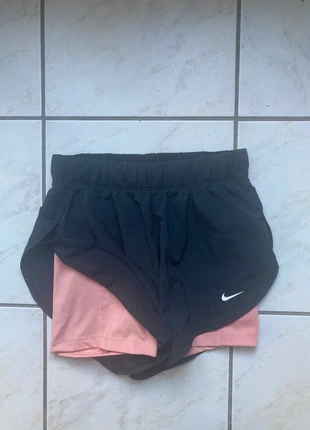 Short running Nike taille XS couleur noir, marke: Nike, zustand: Sehr gut, größe: XS / 34 / 6, 19,50 €, 21,18 € beinhaltet Vinted-Käuferschutz Pro