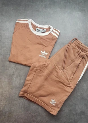 Ensemble short tee shirt Adidas originals fleur brodé 3 bandes • Taille XS • Couleur camel, marque: adidas, état: Très bon état, taille: XS, 25,00 €, 26,95 € Protection acheteurs (Pro) incluse