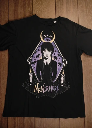 Tee-shirt Mercredi Adams Nevermore taille M noir et violet, zustand: Sehr gut, größe: M / 38 / 10, 5,00 €, 5,95 € inklusive Vinted-Käuferschutz