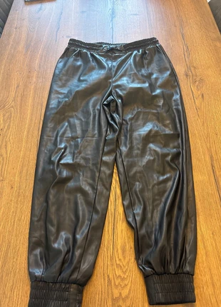 Zwarte faux-leather jogger – comfy & stylish, merk: ONLY, staat: Nieuw zonder prijskaartje, maat: L / 40 / 12, € 12,00, € 13,30 inclusief Kopersbescherming