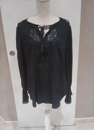 Blouse noire fleurs brodées Desigual t. M, merk: Desigual, staat: Heel goed, maat: M / 38 / 10, € 15,00, € 16,45 inclusief Kopersbescherming Pro