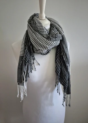 Pañuelo 🖤🤍, marque: Stradivarius, état: Très bon état, 7,00 €, 8,05 € Protection acheteurs incluse