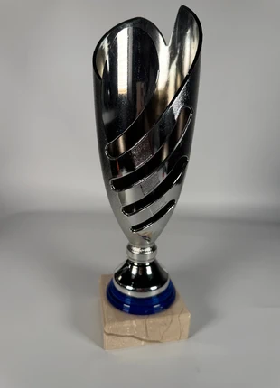 Silver & Blue Trophy Cup 31 cm Marble Base, staat: Nieuw zonder prijskaartje, € 9,00, € 10,15 inclusief Kopersbescherming