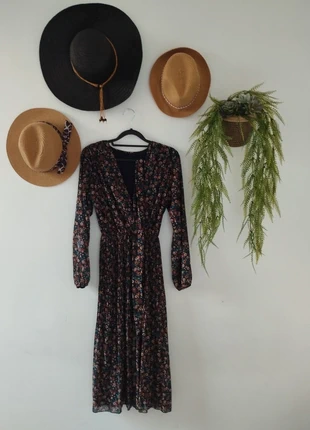 Très jolie robe longue fleurie, staat: Heel goed, maat: M / 38 / 10, € 12,00, € 13,30 inclusief Kopersbescherming