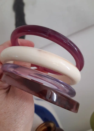 Lot de 4 bracelets en résine. Lila violine beige. Très bon état., marque: inspiration Sezane, état: Très bon état, 8,00 €, 9,10 € Protection acheteurs incluse