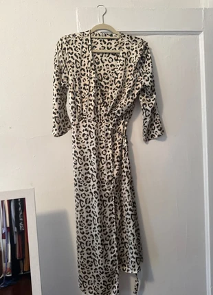 Zara Animal Print Wrap Dress - Size M, brand: Zara, condition: Very good, size: 8 / M, $12.99, $14.34 includes Buyer Protection