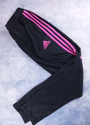 Jogging Adidas noir vintage avec bandes roses – Taille 13-14Y → XS/S adulte – Très bon état, marque: adidas, état: Très bon état, taille: XS, 10,00 €, 11,20 € Protection acheteurs incluse