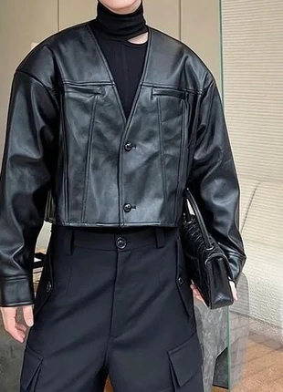 Veste unisexe courte en similicuir noir – Style minimaliste chic, merk: Kako Paris, staat: Nieuw zonder prijskaartje, maat: S / 36 / 8, € 35,00, € 37,45 inclusief Kopersbescherming