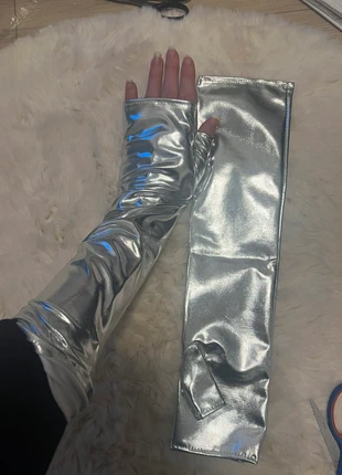 Silver shiny long gloves, merk: Alternative, staat: Nieuw zonder prijskaartje, maat: Universele maat, € 8,00, € 9,10 inclusief Kopersbescherming
