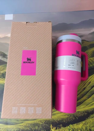Stanley Cup 1.18l / 40 oz – Rose Red | New in Box, marque: Stanley, état: Neuf avec étiquette, 22,00 €, 23,80 € Protection acheteurs incluse