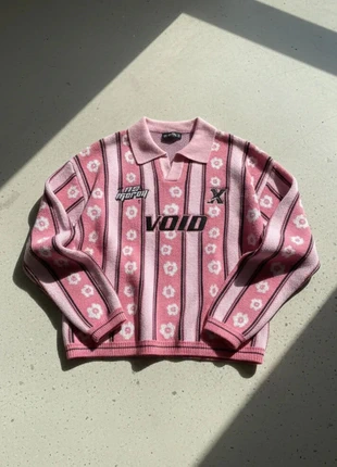 Polo en maille rose à fleurs, style rétro sportif, brand: VOIDLINE STUDIO, condizioni: Ottime, taglia: M, €63.90, €67.80 include la Protezione acquisti