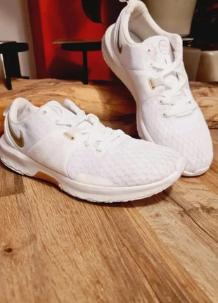 nike baskets running blanches swoosh doré femme confort léger pointure 40,5 (PF7), marke: Nike, zustand: Sehr gut, größe: 40.5, 28,00 €, 30,10 € beinhaltet Vinted-Käuferschutz Pro