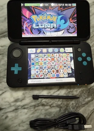 New 2DS XL+Caricatore e Pennino + 2100 Giochi +Tema Pokémon+ Pokébank e trasferitore, brand: Nintendo, condizioni: Ottime, €199.99, €210.69 include la Protezione acquisti