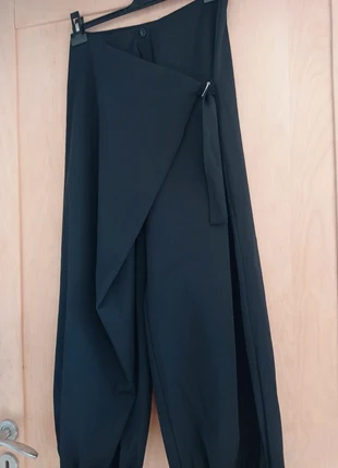 Pantalon noir sympa à porter resseré en bas par un lien. Coupe originale, brand: je ne sais pas, condition: Very good, size: M / 38 / 10, €8.00, €9.10 includes Buyer Protection