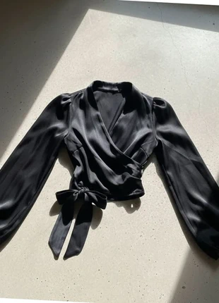 Blouse noire satiné avec nœud, brand: Noiré, condizioni: Ottime, taglia: M / IT 42 / EU 38, €49.99, €53.19 include la Protezione acquisti