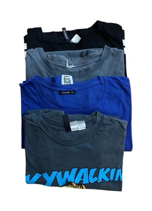 Set: 4 T-shirt Oversize da Donna - H&M, Calliope, brand: H&M Divided, condizioni: Ottime, taglia: XL / IT 46 / EU 42, €12.00, €13.30 include la Protezione acquisti