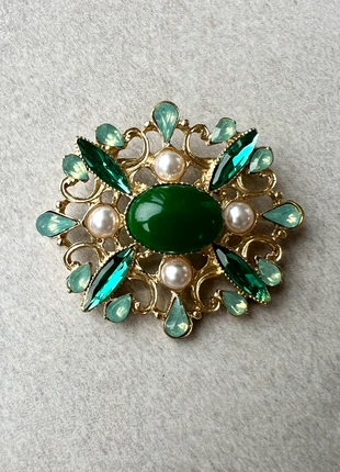 Broche met groene stenen en parels, staat: Nieuw zonder prijskaartje, € 7,00, € 8,05 inclusief Kopersbescherming