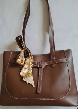 Brown faux leather shoulder bag-Uni tote bag-Trending bag with silk scarf, condizioni: Nuovo senza cartellino, €10.00, €11.20 include la Protezione acquisti
