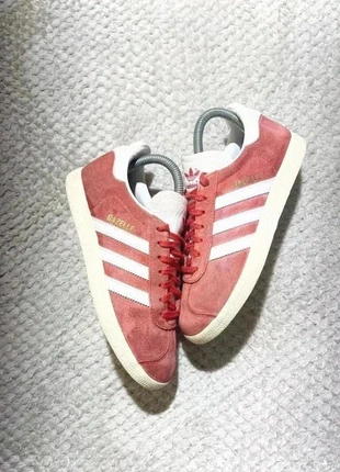 Gazelle adidas rouge à rayures blanche - Taille 36 2/3, brand: adidas, condizioni: Buone, taglia: 36.5, €25.00, €26.95 include la Protezione acquisti