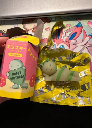 Smiski Birthday: Smiski wrapped up, merk: Dreams Inc, staat: Nieuw zonder prijskaartje, maat: Universeel, € 15,00, € 16,45 inclusief Kopersbescherming