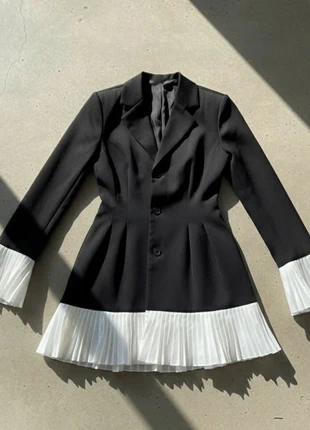Ensemble blazer noir à plissés blancs avec mini jupe, marca: Noiré, estado: Muy bueno, tamaño: M / 38 / 10, 74,99 €, 79,44 € Protección al comprador incluida