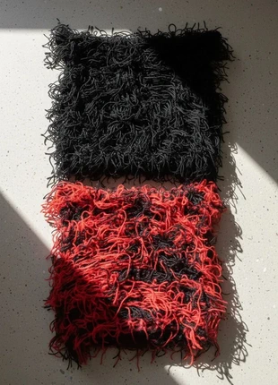 Bonnet bicolore noire et rouge, texture laine bouclée, marque: Lost Era, état: Très bon état, taille: M, 26,90 €, 28,95 € Protection acheteurs incluse