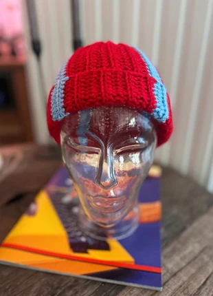 Crocheted red beanie with blue stripes, marque: Fait Main, état: Neuf sans étiquette, taille: Taille unique, 15,00 €, 16,45 € Protection acheteurs incluse