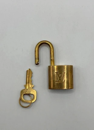 Louis Vuitton cadenas + clé vintage / padlock – accessoire iconique, merk: Louis Vuitton, staat: Heel goed, € 44,90, € 47,85 inclusief Kopersbescherming