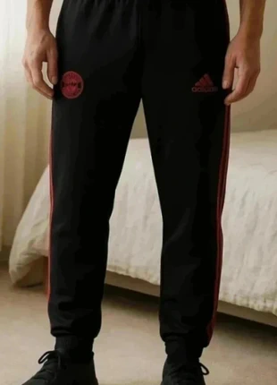 Pantalon de survêtement Adidas Bayern Munich, marque: adidas, état: Très bon état, taille: S, 7,90 €, 9,00 € Protection acheteurs incluse